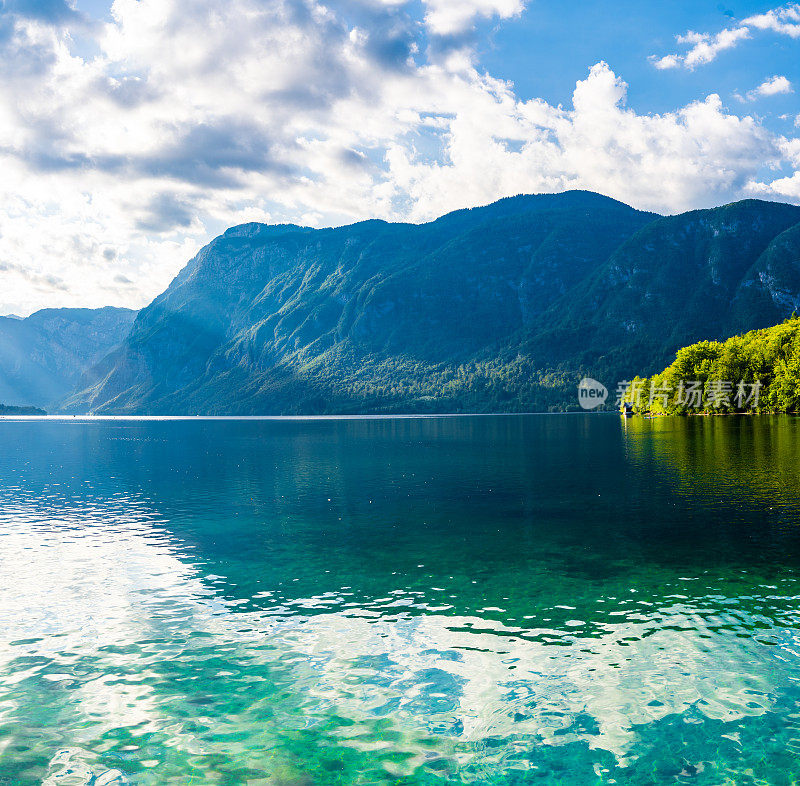 俯瞰斯洛文尼亚日落中的Bohinj湖(Bohinjsko jezero)